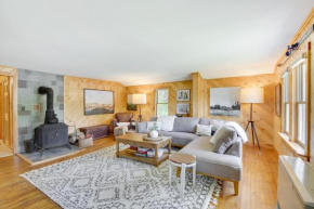 Gorgeous Sunday River Cabin with Saltwater Hot Tub! Newry